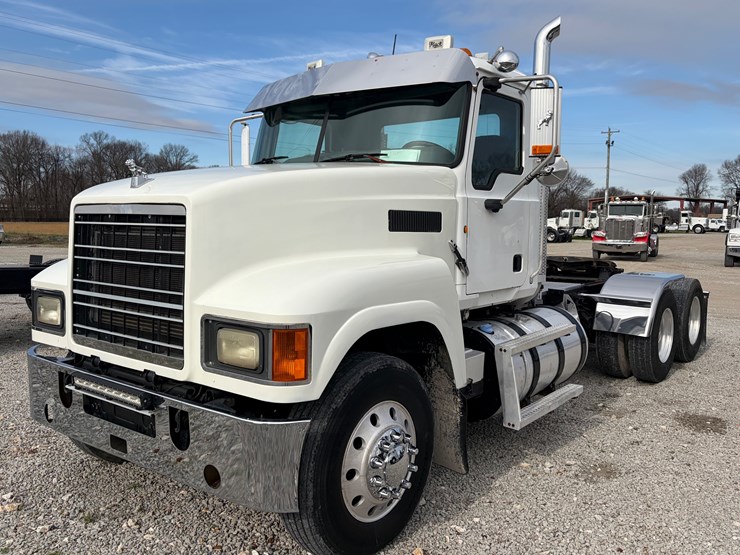 2014-mack-pinnacle-chu613-image-1