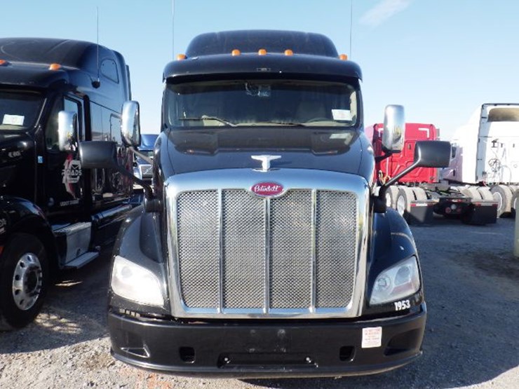 2017-peterbilt-587-image-2