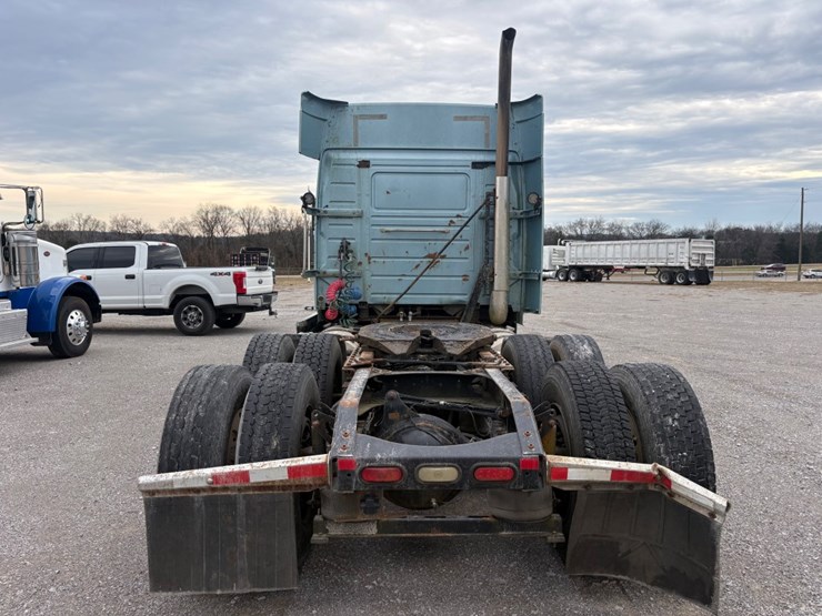 #30702-•-2011-volvo-vnl-tandem-axle-truck-tractor-image-5