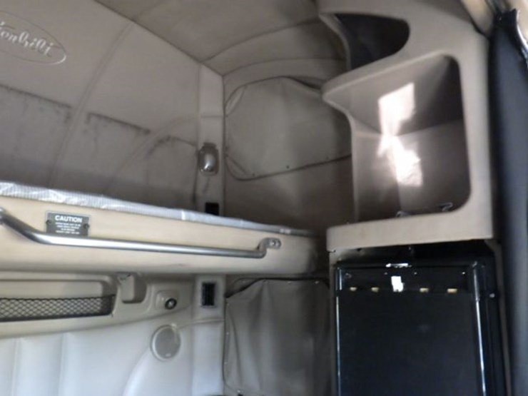 2017-peterbilt-587-image-8