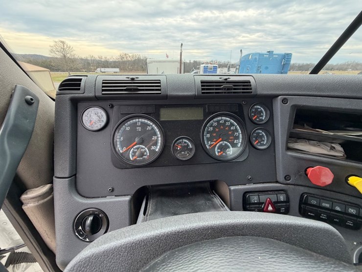 #30502-•-2018-freightliner-cascadia-tandem-axle-truck-tract-image-26