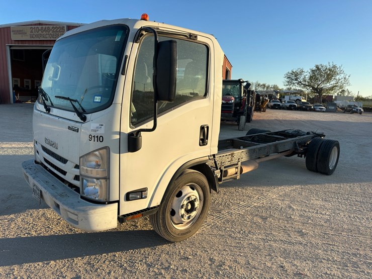 2021-isuzu-npr-image-1