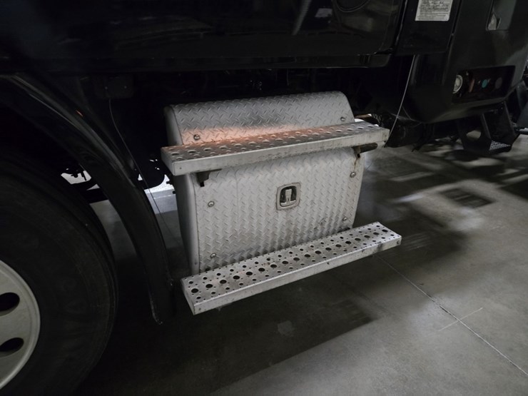 #2295-•-2016-freightliner-cascadia-day-cab-truck-tractor-image-9