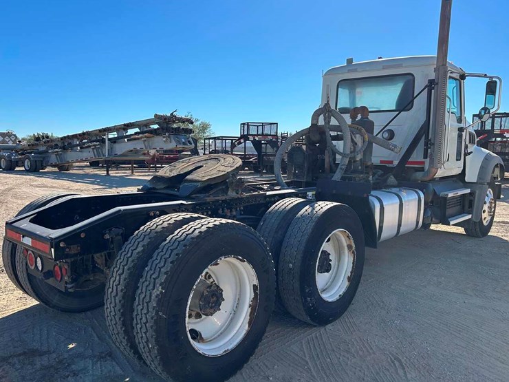 2020-mack-granite-image-3