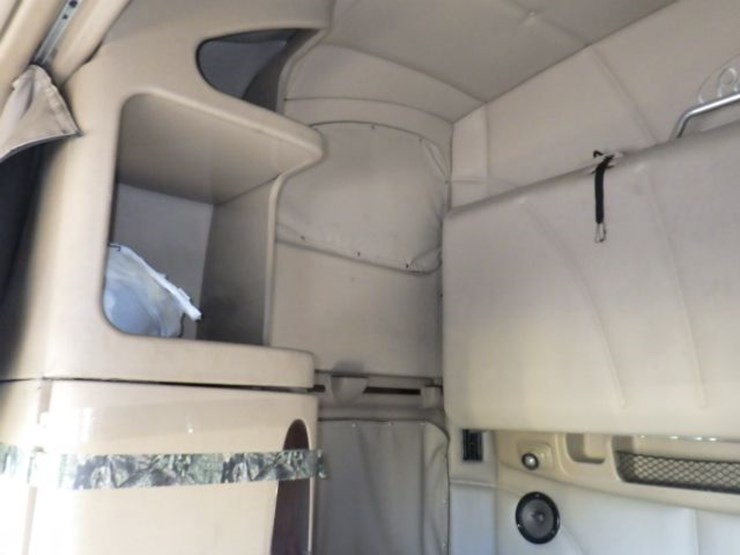 2017-peterbilt-587-image-25