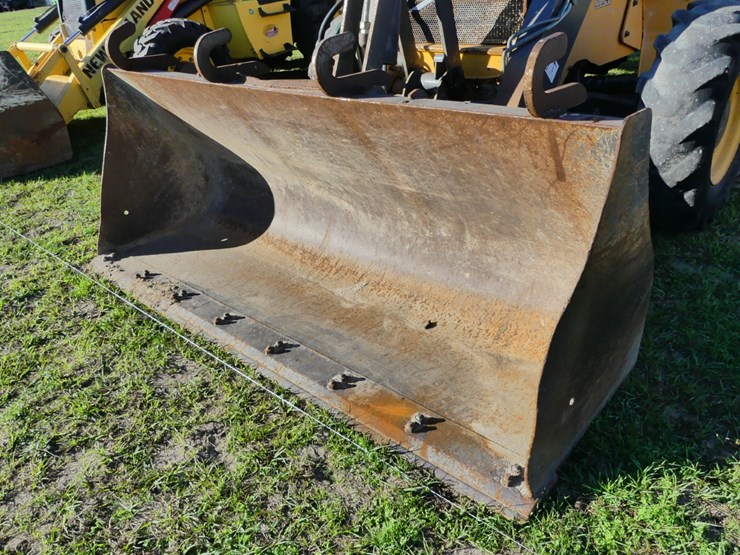 2012-volvo-bl70b-image-13