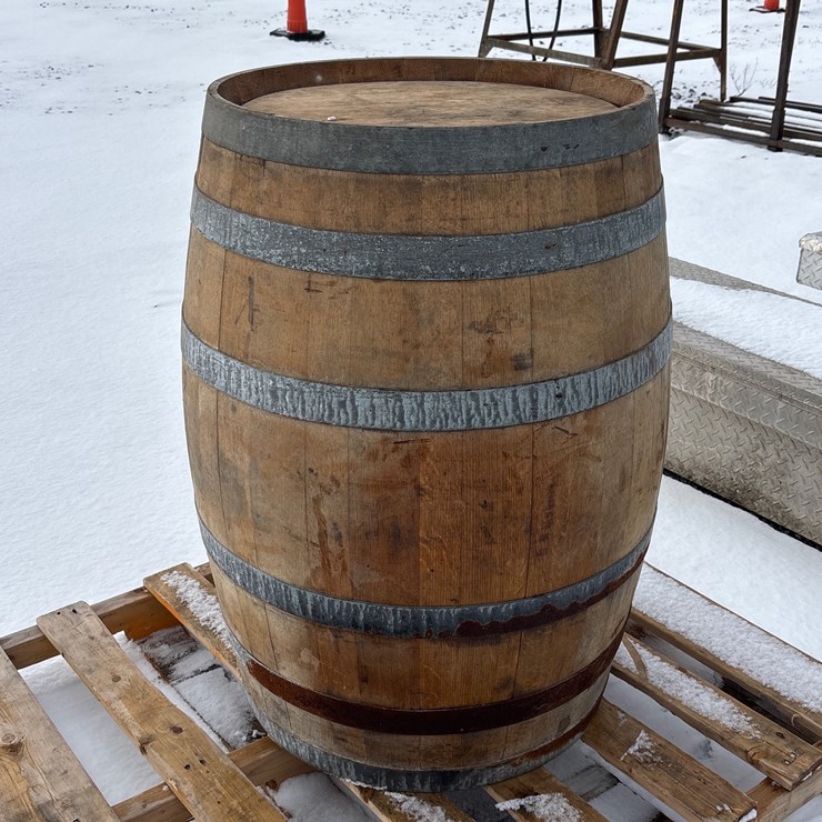 #6565 • D1. Empty wooden barrel