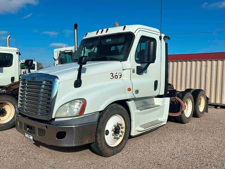 2014-freightliner-cascadia-image-1