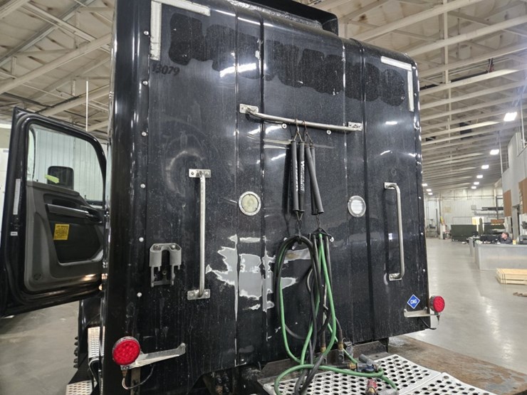 2015-kenworth-t680-image-27