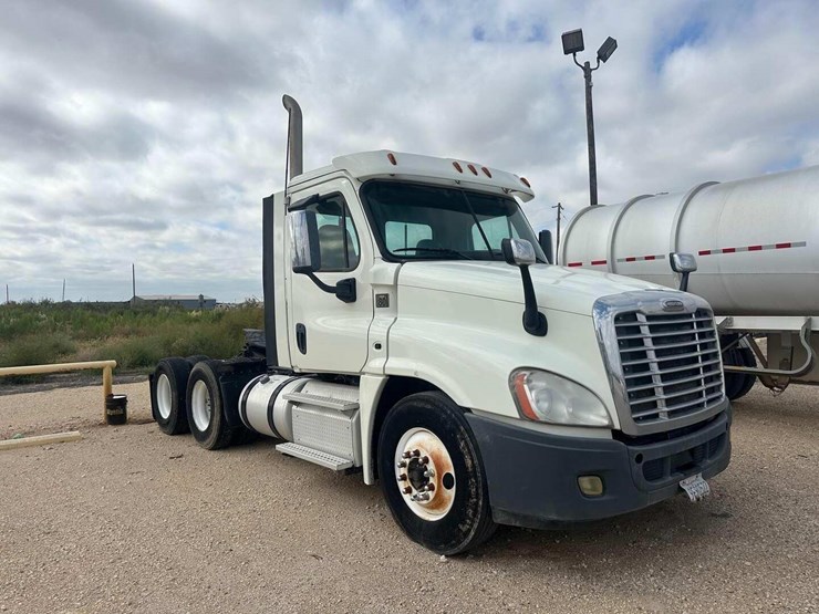2014-freightliner-cascadia-image-2