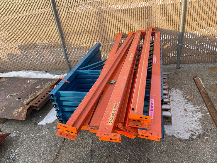 #4072-•-(8)-pallet-rack-uprights-and-(8)-beams-(09)-image-9