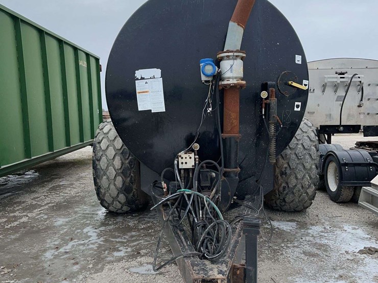 balzer-manure-tank-with-raven-computer-control,-for-knifing-in-manure,-6800-gallon-tank,-hydraulic-pump,-no-pto-image-2