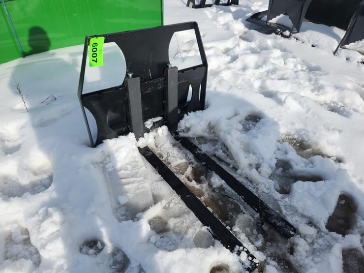 #6007-•-unused-42"-mini-skid-steer-pallet-forks-image-4