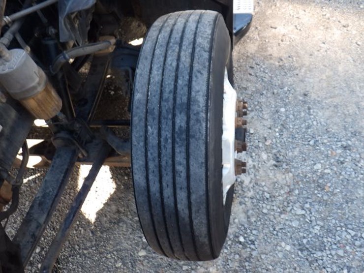 2017-peterbilt-587-image-27