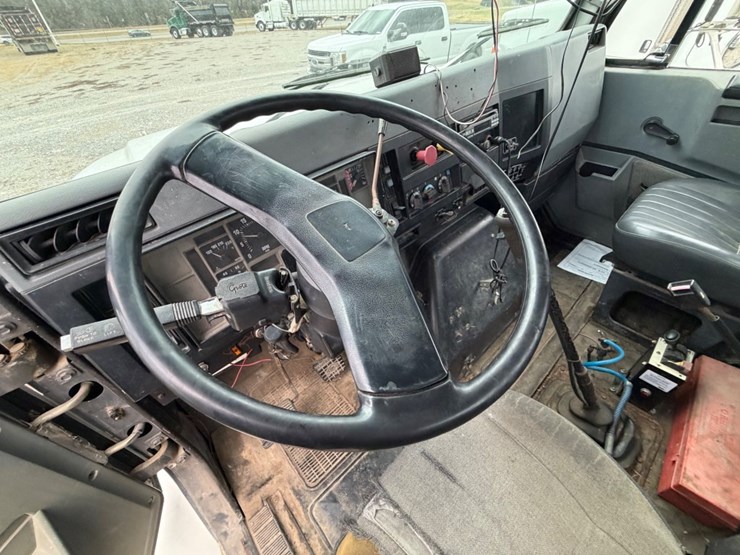 1995-international-8200-image-28