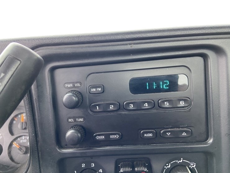 2004-chevrolet-silverado-4x4-pickup-image-22