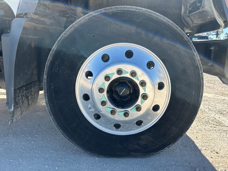 2020-mack-gr64ft-daycab-image-10