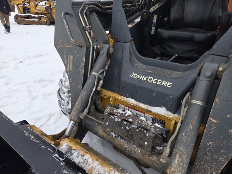 deere-320e-image-10