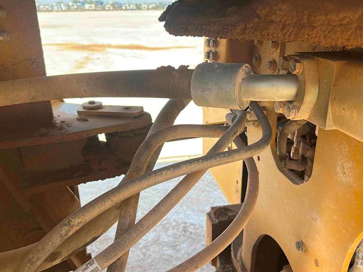 2013-caterpillar-950k-image-11