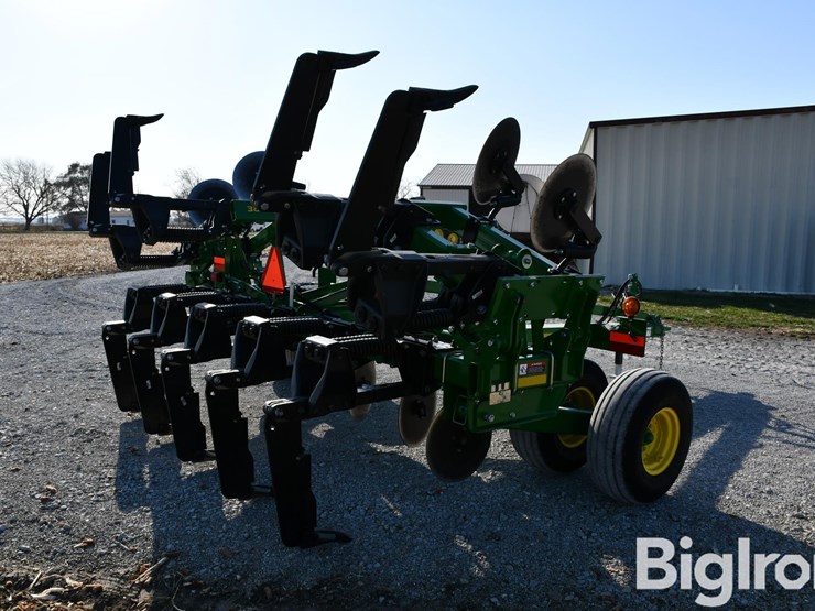 2024-john-deere-2100-image-5