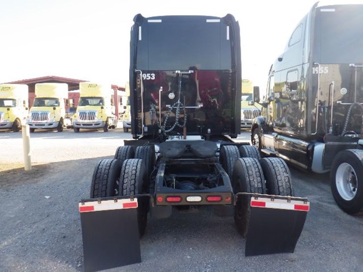 2017-peterbilt-587-image-12