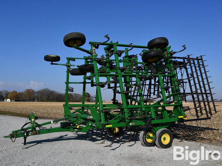 john-deere-2210-image-1