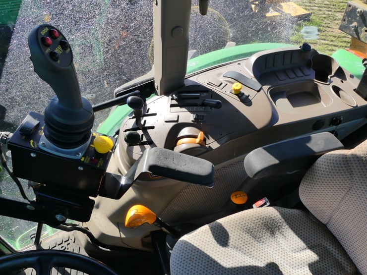 2015-john-deere-6105e-image-13