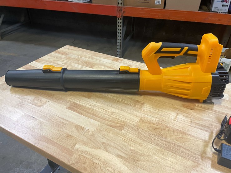 #2032-•-dewalt-style-21v-cordless-leaf-blower-with-(2)-li-ion-batteries-and-charger-(pr12)-image-3