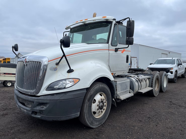 #1000-•-2015-international-tandem-axle-day-cab-semi-tractor-(has-wi-title)-image-1