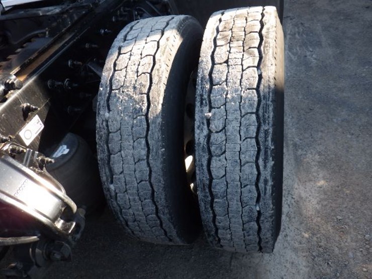 2017-peterbilt-587-image-10