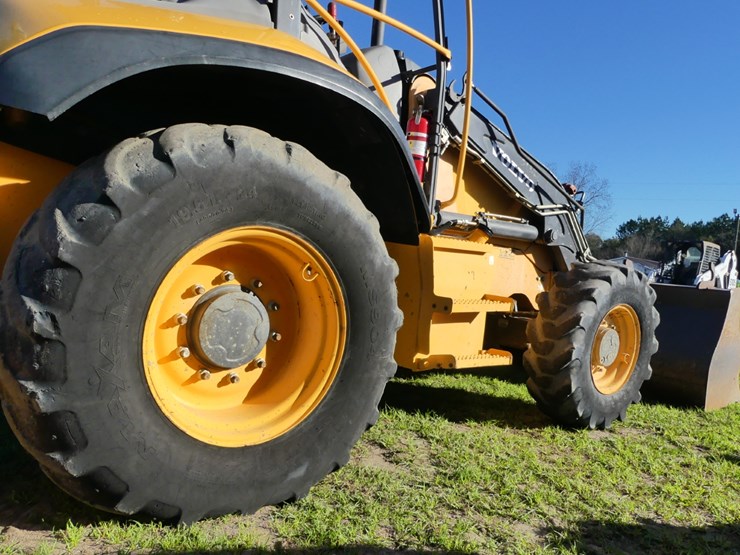 2012-volvo-bl70b-image-10