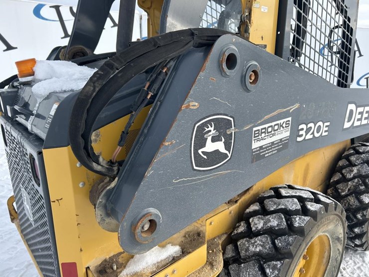 deere-320e-image-19