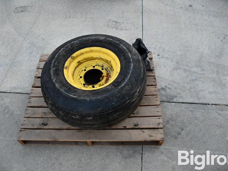 farm-implement-12.5l-15sl-tire-on-8-bolt-rim-image-2