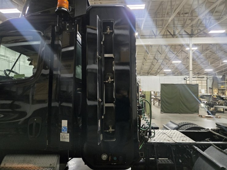 #2295-•-2016-freightliner-cascadia-day-cab-truck-tractor-image-20