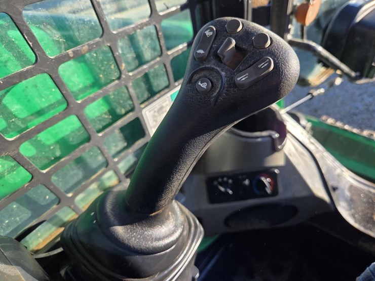 2018-bobcat-t740-image-40