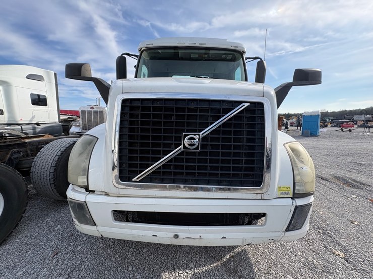 #30707-•-2016-volvo-single-axle-truck-tractor-image-2