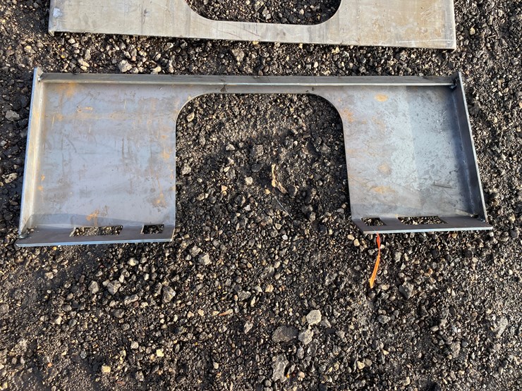 #1186-•-unused,-skidsteer-open-center-weldable-quick-attach-plate-image-4