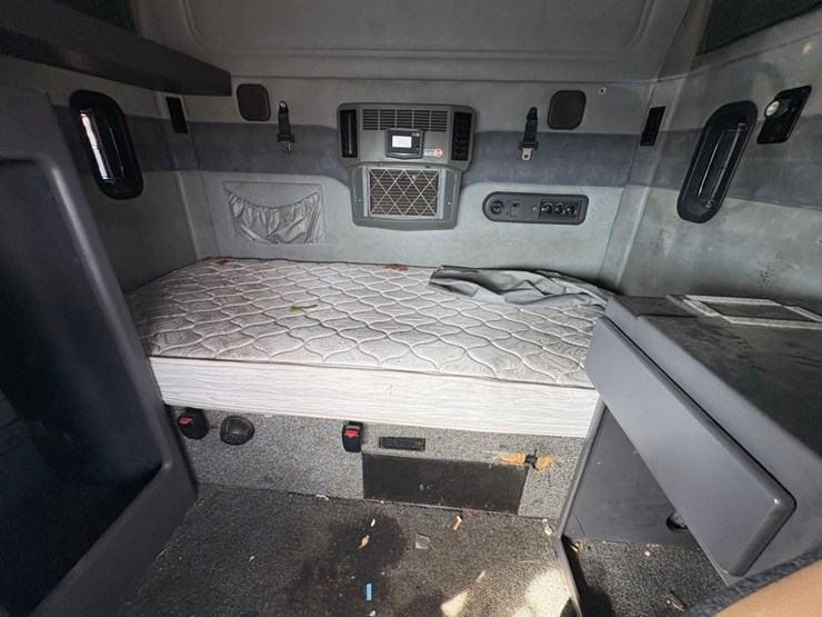 #30491-•-2012-mack-cxu613-tandem-axle-truck-tractor-image-15