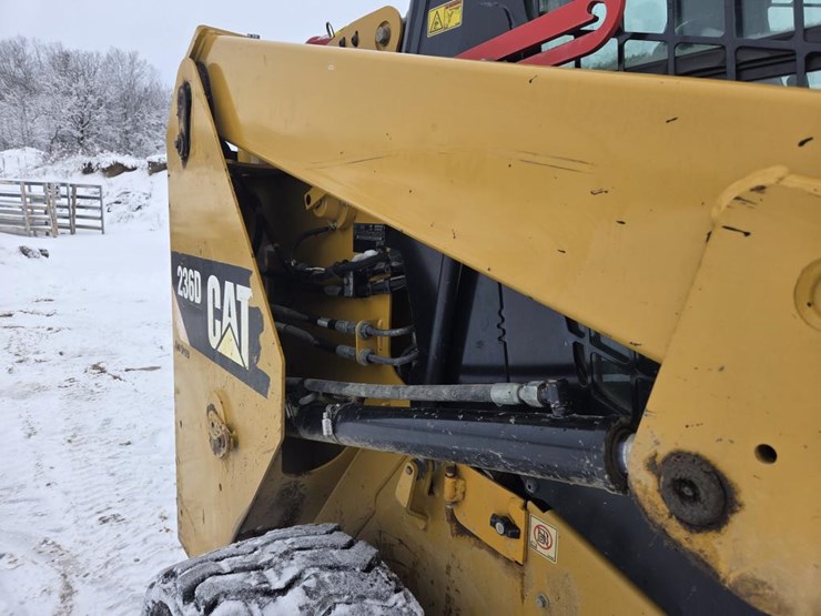 caterpillar-236d-image-21