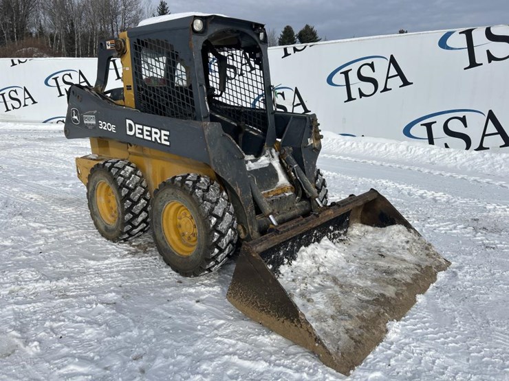 deere-320e-image-7