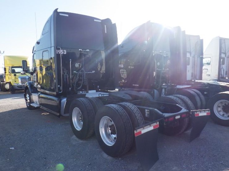 2017-peterbilt-587-image-15