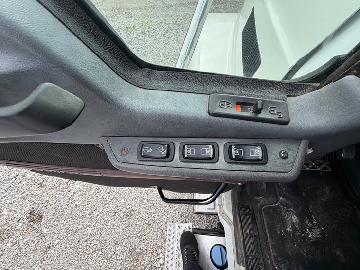 2014-mack-pinnacle-chu613-image-35