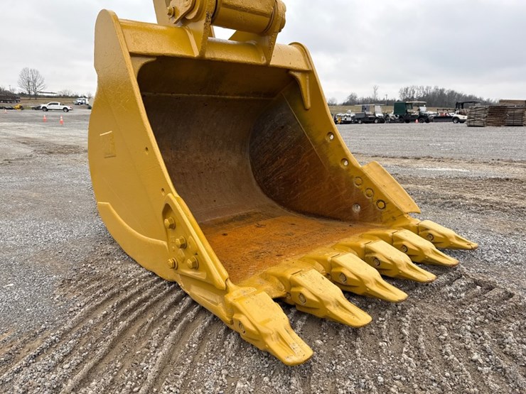 2021-caterpillar-330-image-10