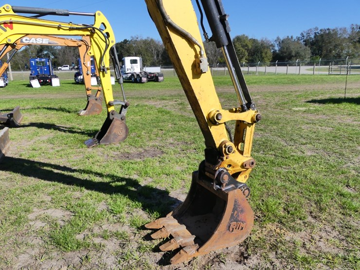 2016-yanmar-vio25-image-8