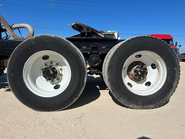 2020-mack-gr64ft-daycab-image-11