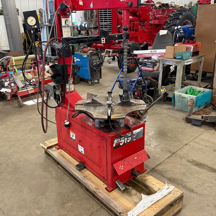 #1025 • Hunter Engineering TXC 515 Tire Changer