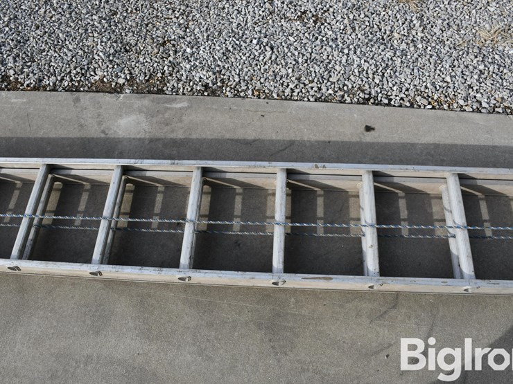 werner-d-1232-2-32'-ladder-image-11