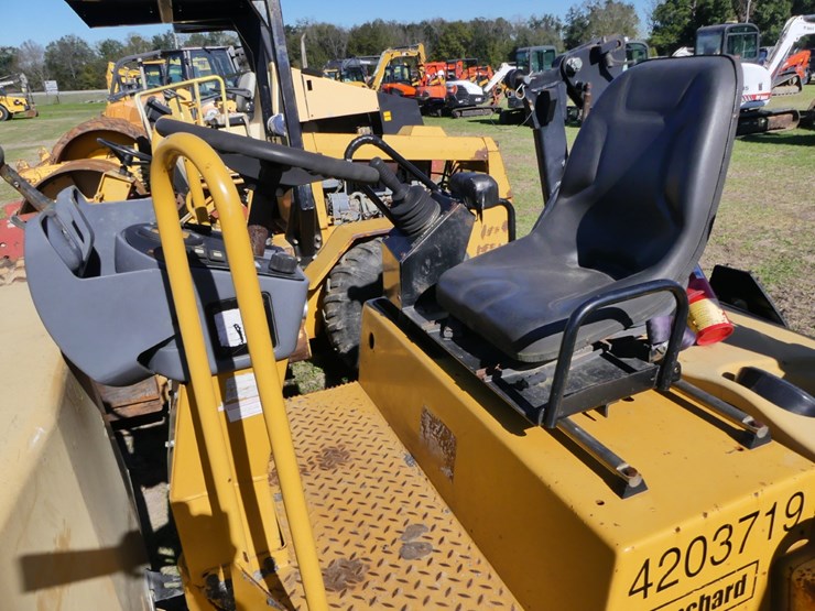 2011-caterpillar-cb34-image-7