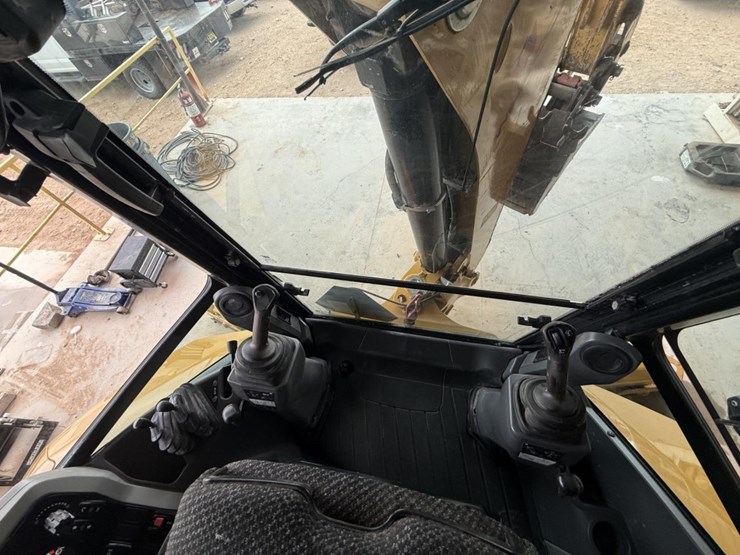 2018-caterpillar-420f2-image-21