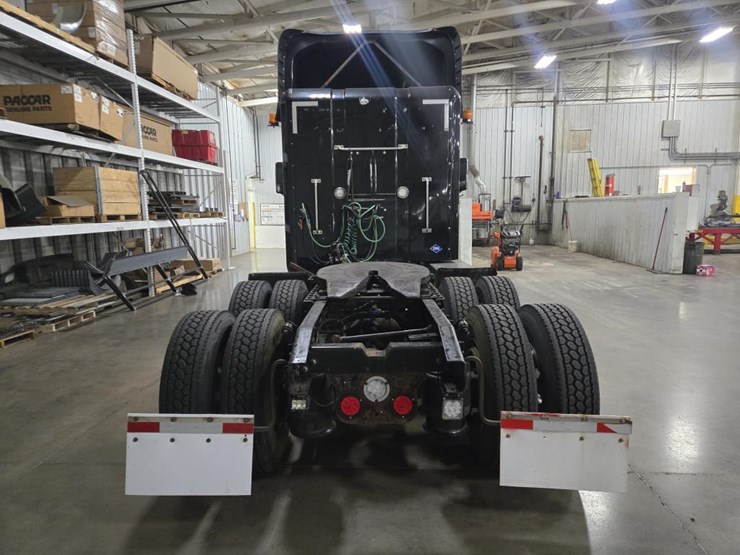 #2295-•-2016-freightliner-cascadia-day-cab-truck-tractor-image-3